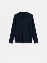 Prążkowany sweter polo - granatowy. Niebieskie swetry męskie Reserved, l, bez wzorów, z bawełny, bez kołnierzyka, bez ramiączek. Za 129.99 zł.