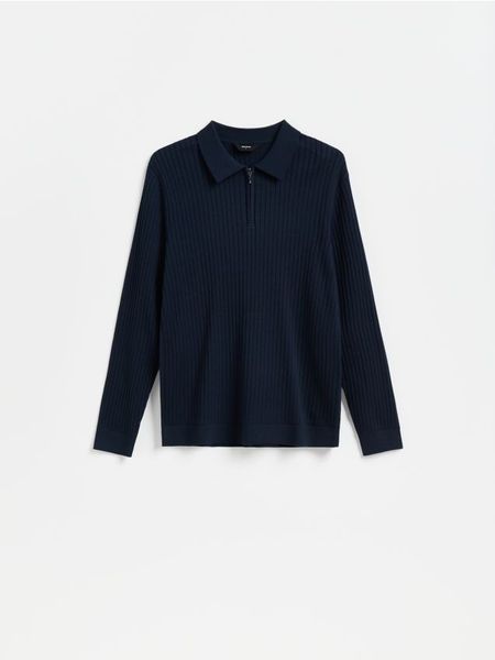Prążkowany sweter polo - granatowy. Niebieskie swetry męskie Reserved, l, bez wzorów, z bawełny, bez kołnierzyka, bez ramiączek. Za 129.99 zł.