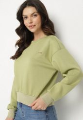 Zielona Bluza z Metaliczną Nicią Ilasila. Zielone bluzy damskie Born2be, m, z aplikacjami, z jeansu, casualowe, bez ramiączek, bez kaptura. Za 59.99 zł.