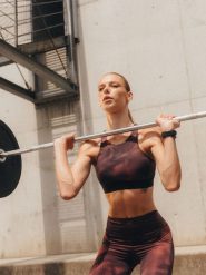 4F Biustonosz treningowy z niskim wsparciem damski - brązowy M. Brązowe bielizna sportowa damska 4F, l, bez wzorów, ze skóry. Za 129.99 zł.