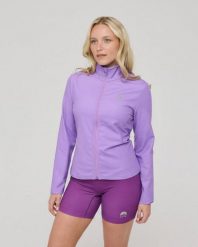 Kurtka Infinite Cropped Zipped – fioletowa. Fioletowe kurtki sportowe damskie OOSC, na zimę, l, bez wzorów, z materiału, bez ramiączek, bez kaptura, na fitness i siłownię. Za 245.99 zł.