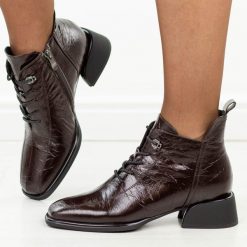 Brązowe skórzane botki damskie Filippo Dbt8131/26. Brązowe botki damskie Filippo, na jesień, bez wzorów, z dzianiny, eleganckie, z okrągłym noskiem, bez obcasa, na obcasie, bez zapięcia. Za 439.00 zł.