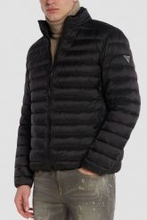 GUESS Czarna kurtka męska Light Packable Realdown JKT. Czarne kurtki męskie Guess, l, z aplikacjami, z poliamidu, eleganckie, bez kaptura. W wyprzedaży za 489.99 zł.