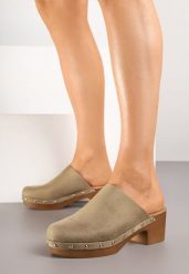 Zielone Klapki Drewniaki Typu Mule na Słupku Zdobione Nitami Hlerra. Zielone klapki damskie Renee, z aplikacjami, z jeansu, eleganckie, bez obcasa, na obcasie, bez zapięcia. Za 89.99 zł.