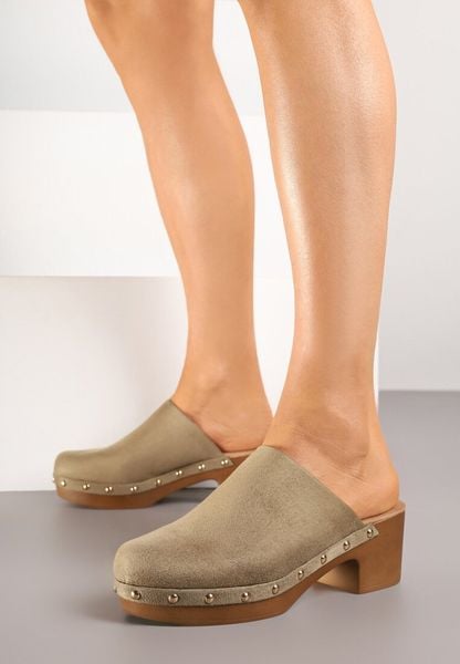Zielone Klapki Drewniaki Typu Mule na Słupku Zdobione Nitami Hlerra. Zielone klapki damskie Renee, z aplikacjami, z jeansu, eleganckie, bez obcasa, na obcasie, bez zapięcia. Za 89.99 zł.