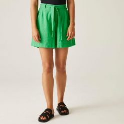 Damskie spodenki Sabela II. Zielone szorty damskie Regatta, bez wzorów, z bawełny, sportowe. Za 232.00 zł.