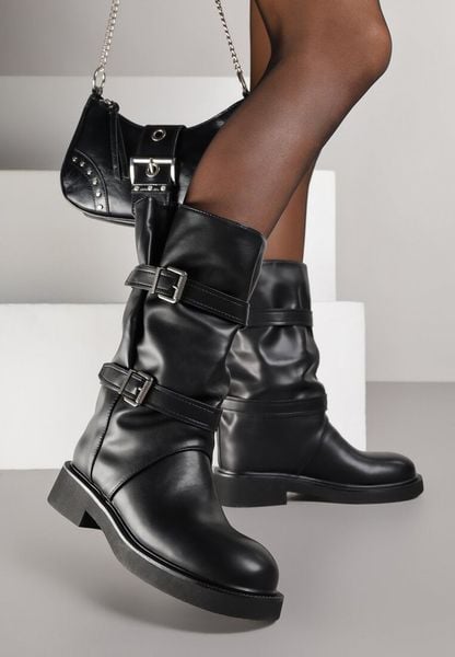 Czarne Marszczone Botki w Motocyklowym Stylu z Paskami z Klamrami Settania. Czarne botki damskie Born2be, bez wzorów, eleganckie, bez obcasa, na płaskiej podeszwie, bez zapięcia. Za 189.99 zł.