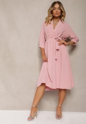 Ciemnoróżowa Sukienka Canopis. Czerwone sukienki damskie Renee, m, bez wzorów, z materiału, eleganckie, bez kołnierzyka, bez ramiączek, midi, kopertowe. Za 69.99 zł.