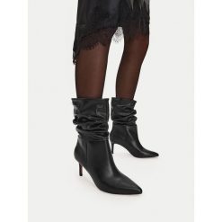 Botki Nine West. Czarne botki damskie Nine West, bez wzorów, bez obcasa, na szpilce, bez zapięcia. Za 299.99 zł.