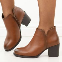 Brązowe skórzane botki damskie na obcasie M.Daszyński Ol60-1. Brązowe botki damskie M.Daszyński, na jesień, bez wzorów, z dzianiny, eleganckie, z okrągłym noskiem, bez obcasa, na obcasie, bez zapięcia. Za 299.00 zł.