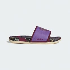 Klapki Adilette Komfort. Czerwone klapki damskie Adidas, bez wzorów, sportowe, bez obcasa, bez zapięcia. W wyprzedaży za 123.38 zł.