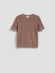 Sweter z krótkim rękawem - beżowy. Brązowe swetry męskie Reserved, l, bez wzorów, z bawełny, bez kołnierzyka, bez ramiączek. Za 159.99 zł.