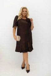 Elegancka sukienka midi z falbanami i odpinaną różą Evelyn czekoladowa na wesele | Plus Size Oversize. Brązowe sukienki damskie Moda Size Plus Iwanek, na co dzień, m, z aplikacjami, z elastanu, eleganckie, bez kołnierzyka, plus size, bez ramiączek, midi, dopasowane. Za 335.00 zł.