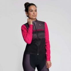 Zimowa kurtka rowerowa damska Rogelli Stryde. Czarne kurtki sportowe damskie Rogelli, na jesień, l, bez wzorów, z elastanu, bez ramiączek, bez kaptura, rowerowe. Za 435.00 zł.