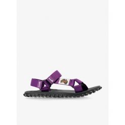Sandały turystyczne damskie Gumbies Scrambler Sandals. Fioletowe sandały damskie Gumbies, bez wzorów, bez obcasa, bez zapięcia. Za 109.99 zł.