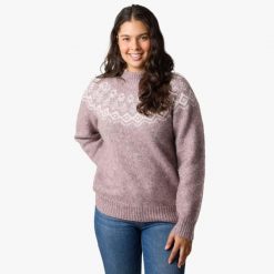 Sweter damski Swedemount Lofoten Wool Knit W. Fioletowe swetry nierozpinane damskie SWEDEMOUNT, bez wzorów, z tkaniny, sportowe, bez kołnierzyka, bez ramiączek. Za 249.99 zł.