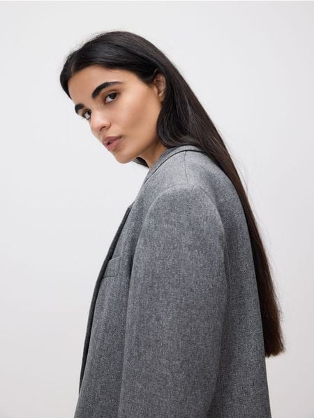 Jednorzędowa marynarka - ciemnoszary. Szare marynarki i żakiety damskie Reserved, bez wzorów, z tkaniny, bez kołnierzyka, bez ramiączek. Za 229.99 zł.