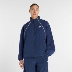 Kurtka damska New Balance WJ6113KSNNY – granatowa. Niebieskie kurtki sportowe damskie New Balance, s, bez wzorów, z materiału, bez ramiączek, bez kaptura. Za 469.99 zł.