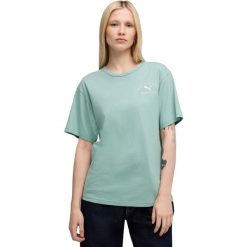 Koszulka Puma Class Relaxed Tee Light Moss, Kobiety. Niebieskie koszulki sportowe damskie Puma, bez wzorów, z bawełny, bez ramiączek. Za 109.00 zł.