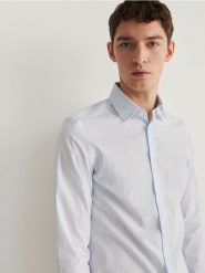 Koszula slim z bawełny egipskiej - jasnoniebieski. Niebieskie koszule męskie Reserved, l, bez wzorów, z bawełny, bez kołnierzyka, bez ramiączek. W wyprzedaży za 109.99 zł.
