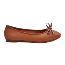 Baleriny Eko Skórzane Z Kokardką Camel Sandelal brązowe. Brązowe balerinki damskie na lato, bez wzorów, ze skóry, eleganckie, bez obcasa, bez zapięcia. Za 89.25 zł.