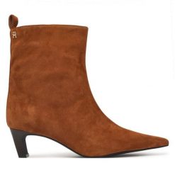 Botki Tommy Hilfiger. Brązowe botki damskie Tommy Hilfiger, bez wzorów, bez obcasa, na słupku, bez zapięcia. Za 699.99 zł.