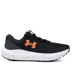 Buty męskie sportowe Under Armour CHARGED SURGE 4. Brązowe buty sportowe męskie Under Armour, bez wzorów, bez zapięcia, na fitness i siłownię. W wyprzedaży za 199.00 zł.
