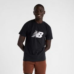 Koszulka męska New Balance MT43906BK – czarna. Czarne koszulki sportowe męskie New Balance, m, bez wzorów, z materiału, bez ramiączek. Za 129.99 zł.