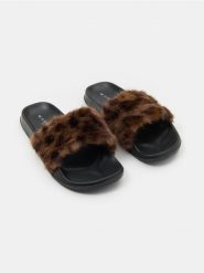 Klapki z cholewką z imitacji futra w panterkę - wielobarwny. Klapki damskie Sinsay, bez wzorów, bez obcasa, bez zapięcia. Za 39.99 zł.