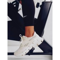 Sneakersy Reebok. Białe obuwie sportowe damskie Reebok, bez wzorów, bez zapięcia, do biegania. Za 489.99 zł.