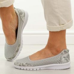 Szare ażurowe skórzane baleriny damskie Vinceza 95369. Szare balerinki damskie VINCEZA, na jesień, w ażurowe wzory, z jeansu, eleganckie, bez obcasa, na płaskiej podeszwie, bez zapięcia. W wyprzedaży za 161.10 zł.