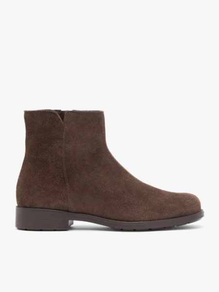 Brązowe welurowe botki. Brązowe botki damskie Ryłko, bez wzorów, ze skóry, za kostkę, bez obcasa, na płaskiej podeszwie, bez zapięcia. Za 449.99 zł.