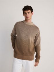 Sweter z efektem ombre - beżowy. Brązowe swetry męskie Reserved, l, bez wzorów, z dzianiny, bez kołnierzyka, bez ramiączek. W wyprzedaży za 59.99 zł.