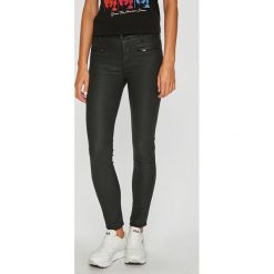 Guess Jeans - Spodnie Shanon. Czarne spodnie materiałowe damskie Guess Jeans, z aplikacjami, z bawełny, casualowe. W wyprzedaży za 349.90 zł.
