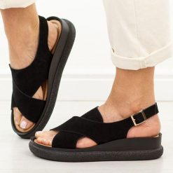 Czarne skórzane sandały damskie T.Sokolski 493. Czarne sandały damskie Sokolski, bez wzorów, z jeansu, bez obcasa, na platformie, bez zapięcia. Za 229.00 zł.