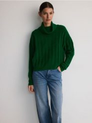 Sweter z golfem - zielony. Zielone swetry nierozpinane damskie Reserved, l, bez wzorów, z dzianiny, bez kołnierzyka, bez ramiączek. W wyprzedaży za 59.99 zł.