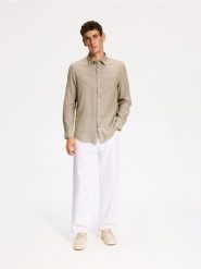 Koszula regular fit z lnem - oliwkowy. Zielone koszule męskie Reserved, l, bez wzorów, z bawełny, bez kołnierzyka, bez ramiączek. Za 139.99 zł.