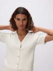 Kardigan ze strukturalnym splotem - kremowy. Białe kardigany damskie Reserved, l, bez wzorów, z dzianiny, bez kołnierzyka. Za 99.99 zł.