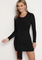 Czarna Dopasowana Sukienka z Ozdobnym Trenem Sevilaine. Czarne sukienki damskie Born2be, m, bez wzorów, eleganckie, bez kołnierzyka, bez ramiączek, mini, dopasowane. Za 99.99 zł.