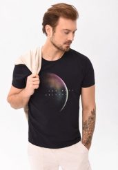 Czarny t-shirt z printem T-LUNAR. Czarne t-shirty męskie Volcano, m, z aplikacjami, z bawełny, bez kołnierzyka, bez ramiączek. Za 69.99 zł.