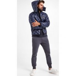 Spodnie dresowe ARMANI EXCHANGE. Spodnie sportowe męskie Armani Exchange, l, bez wzorów, z dresówki. W wyprzedaży za 415.17 zł.