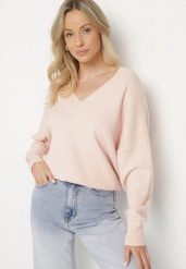 Jasnoróżowy Sweter z Dekoltem w V z Domieszką Kaszmiru Mariara. Czerwone swetry nierozpinane damskie Born2be, uniwersalny, bez wzorów, z jeansu, bez kołnierzyka, bez ramiączek. Za 109.99 zł.