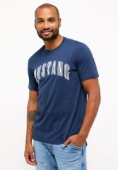 MUSTANG AUSTIN MĘSKI T-SHIRT KOSZULKA LOGO NADRUK DRESS BLUES 1014927 5334. T-shirty męskie Mustang, m, bez wzorów, bez kołnierzyka, bez ramiączek. Za 69.99 zł.