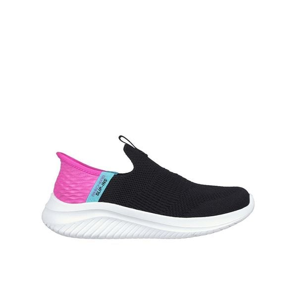 Buty damskie sportowe wsuwane Skechers Ultra Flex 3.0. Czarne obuwie sportowe damskie Skechers, bez wzorów, bez zapięcia, trekkingowe, Skechers Sport. W wyprzedaży za 227.05 zł.