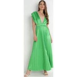 Zielona Sukienka Aedice. Zielone sukienki damskie Born2be, m, bez wzorów, eleganckie, bez kołnierzyka, bez ramiączek, maxi, rozkloszowane. Za 29.99 zł.