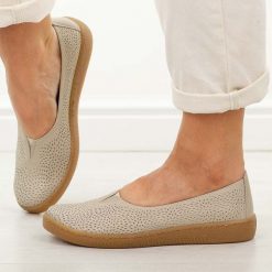 Beżowe skórzane Polskie półbuty damskie Gregors 1189. Brązowe półbuty damskie GREGORS, na jesień, bez wzorów, z jeansu, casualowe, z okrągłym noskiem, bez obcasa, na płaskiej podeszwie, bez zapięcia. W wyprzedaży za 341.10 zł.