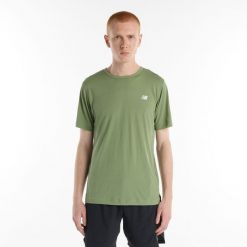 Koszulka męska New Balance MT61O0U4AAR – zielona. Zielone koszulki sportowe męskie New Balance, m, bez wzorów, z materiału, bez ramiączek, do biegania. Za 129.99 zł.