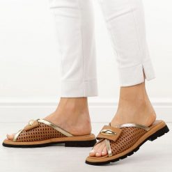 Brązowe skórzane klapki damskie T.Sokolski 26008. Brązowe klapki damskie Sokolski, na lato, z aplikacjami, ze skóry, casualowe, bez obcasa, na płaskiej podeszwie, bez zapięcia. Za 299.00 zł.