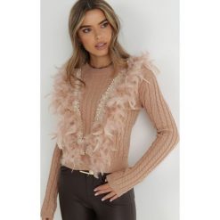 Beżowy Sweter z Piórami Beliita. Brązowe swetry nierozpinane damskie Born2be, z aplikacjami, z jeansu, eleganckie, bez kołnierzyka, bez ramiączek. Za 179.99 zł.