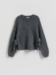 Sweter z kokardkami - ciemnoszary. Szare swetry nierozpinane damskie Reserved, l, bez wzorów, z dzianiny, bez kołnierzyka, bez ramiączek. Za 139.99 zł.